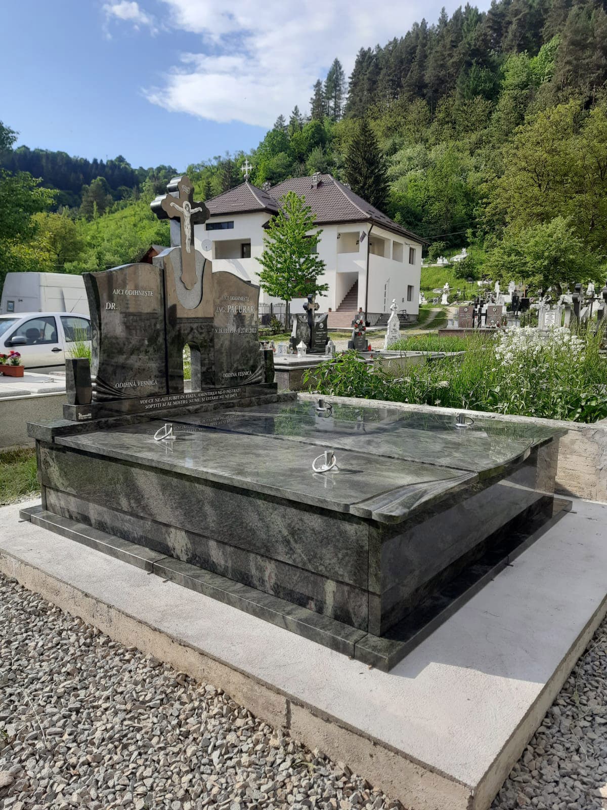 Monument funerar din granit negru, model 01