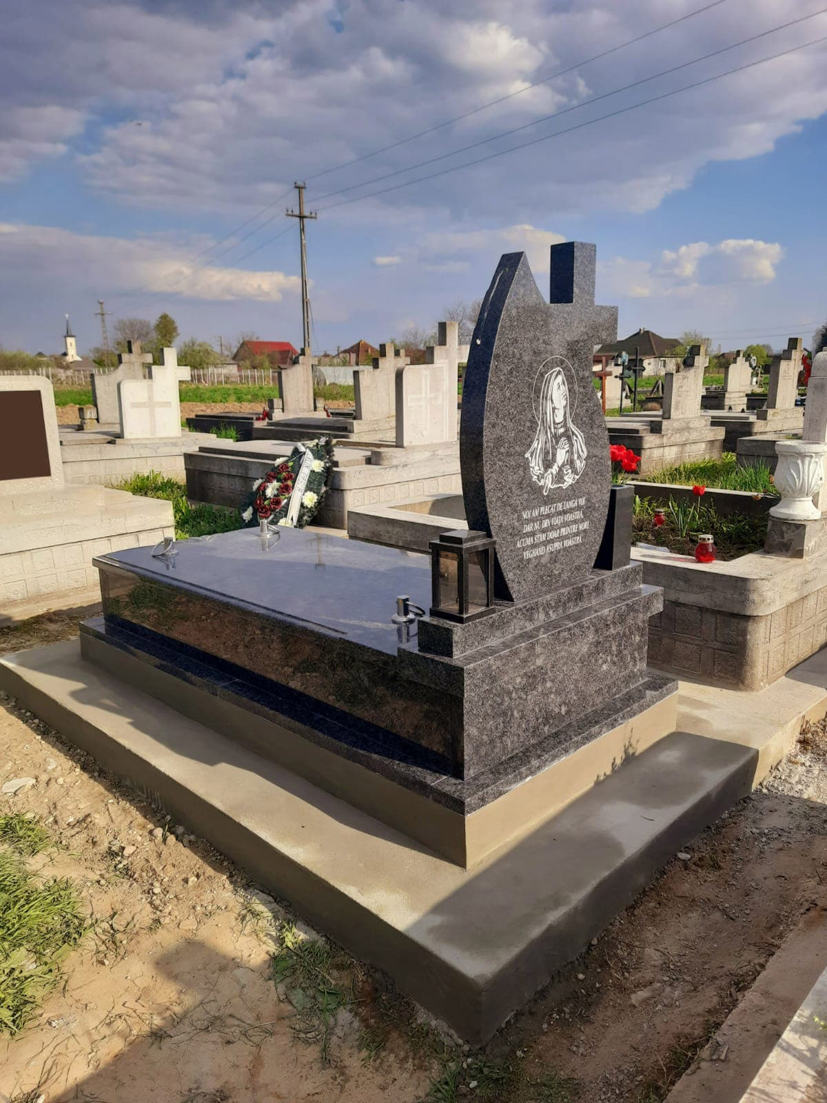 Monument funerar din granit gri închis, model 02