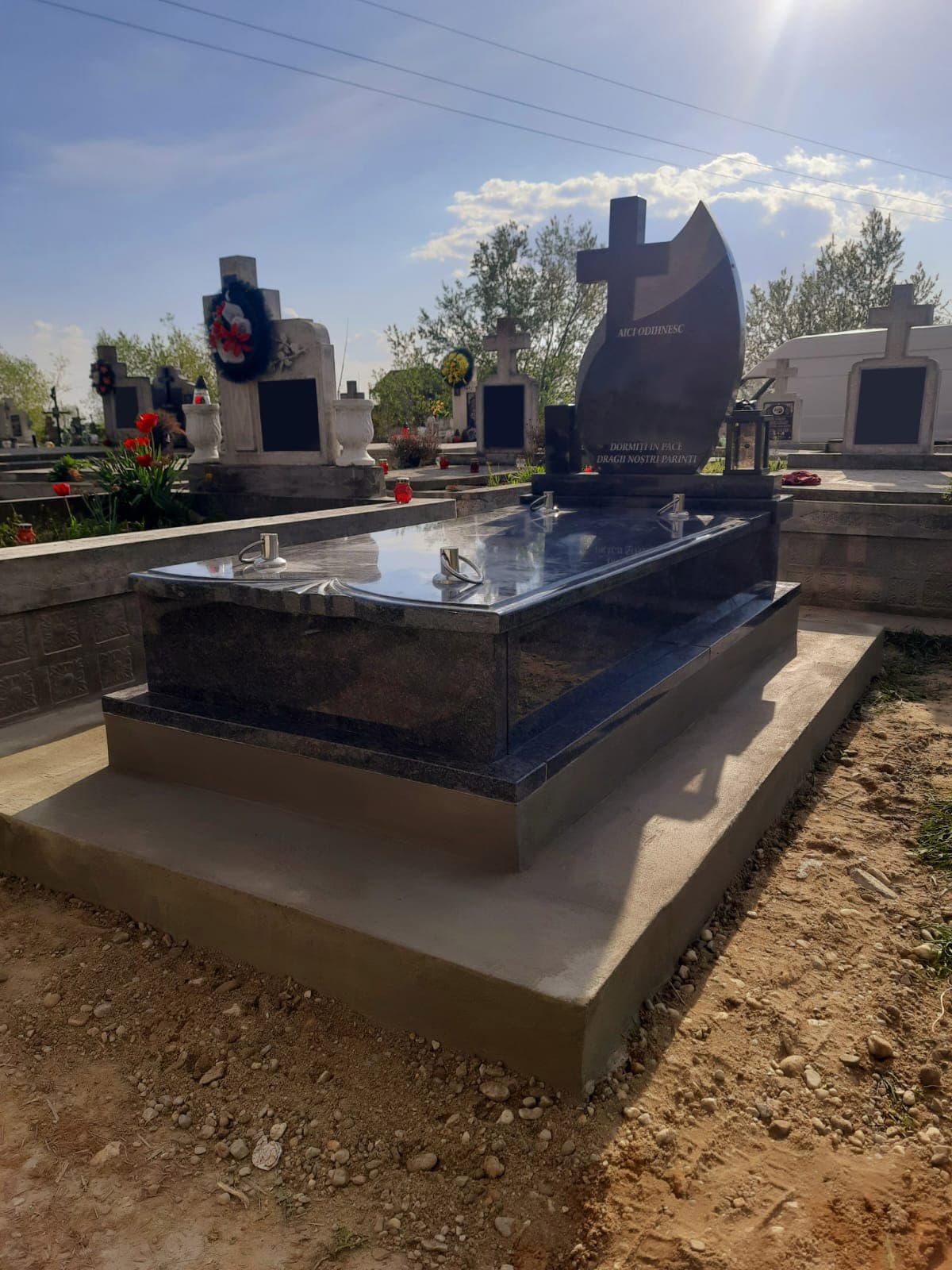 Monument funerar granit negru, model 04