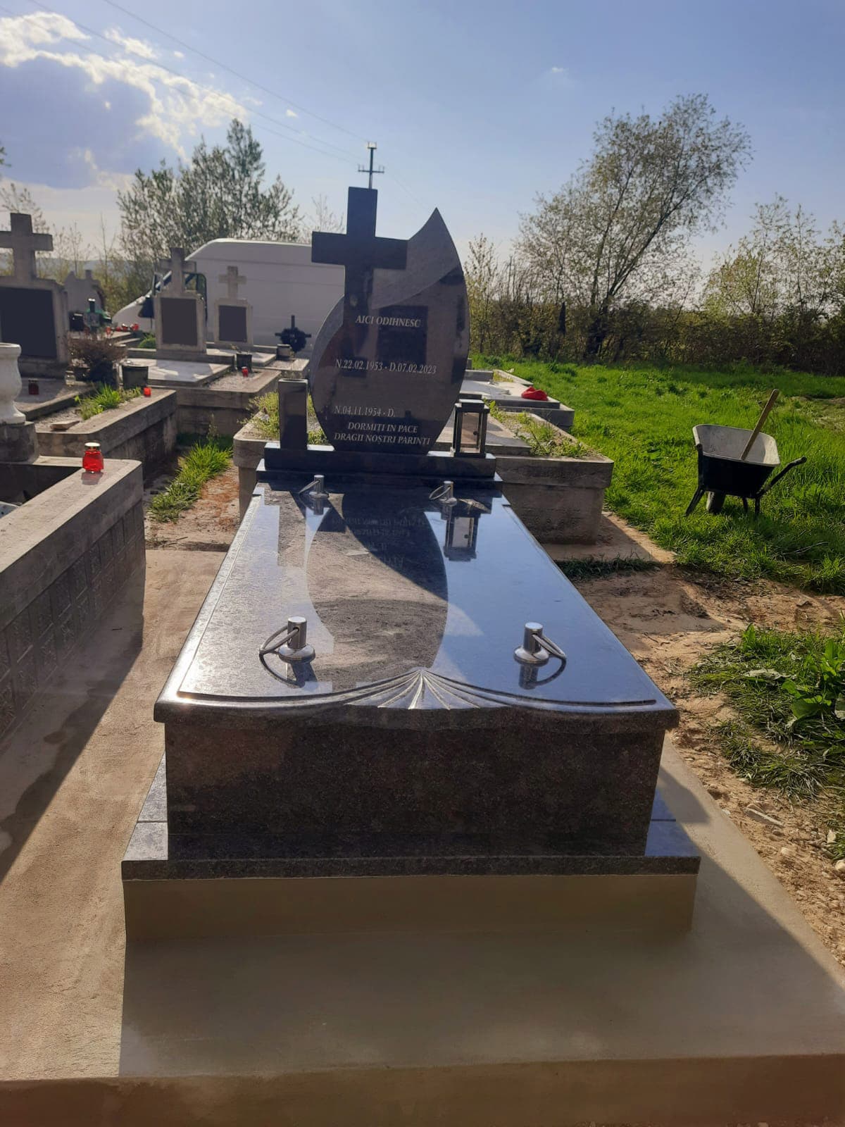 Monument funerar granit gri închis, model 07