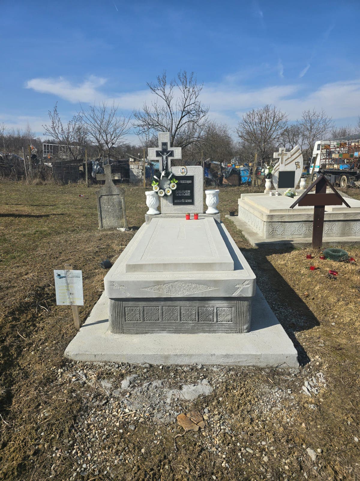 Monument funerar din ciment cu cruce din granit, model 09