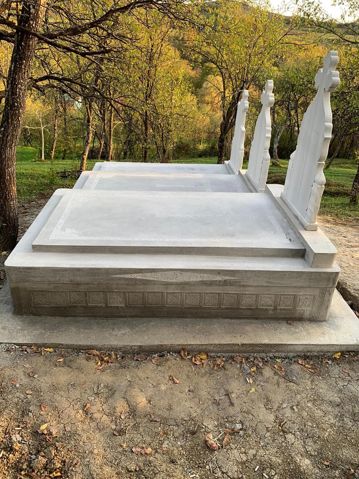 Monument funerar din ciment, triplu, cu cruci albe, model 11