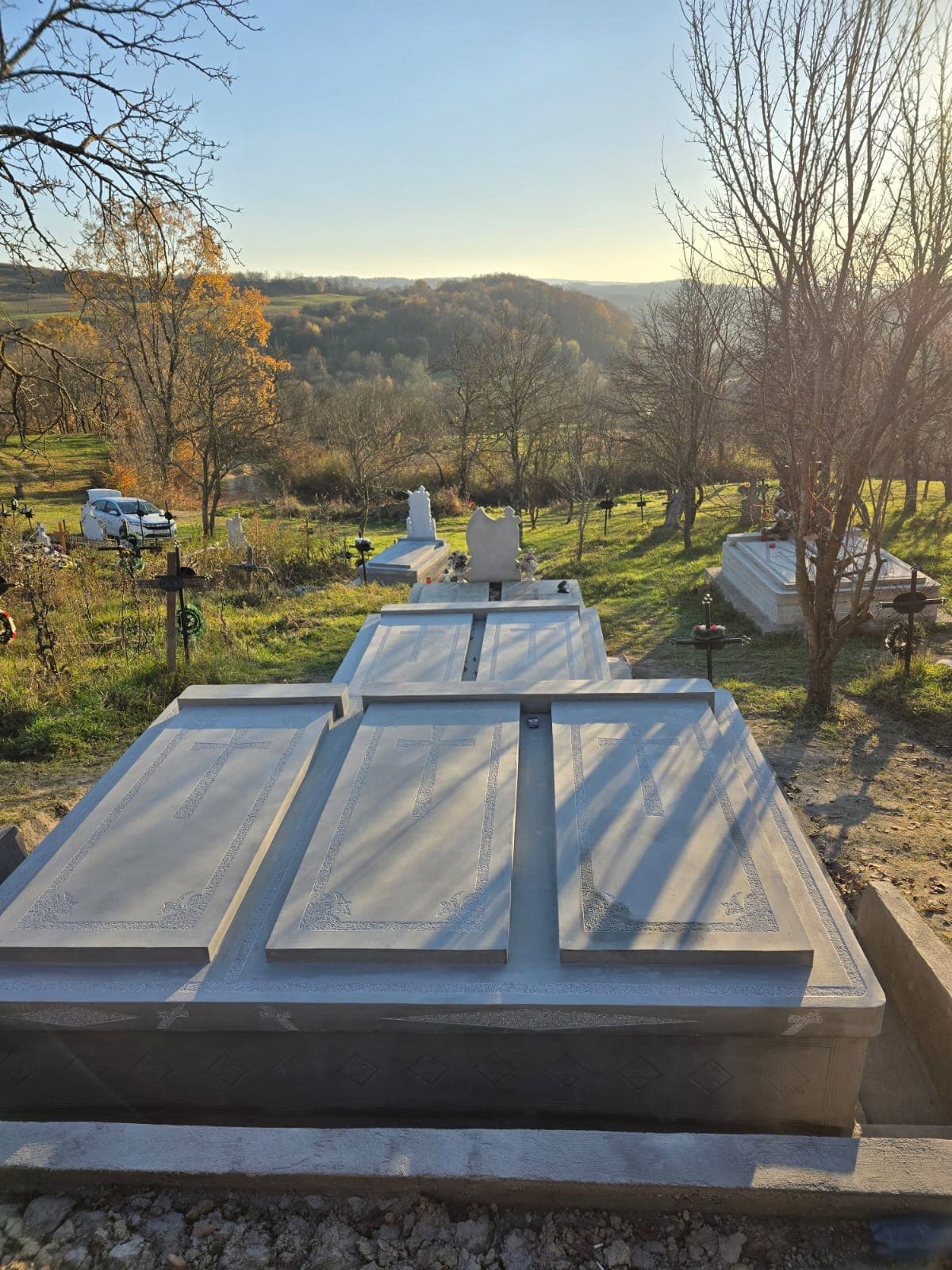 Monument funerar din ciment, dublu, cruci sculptate, model 12